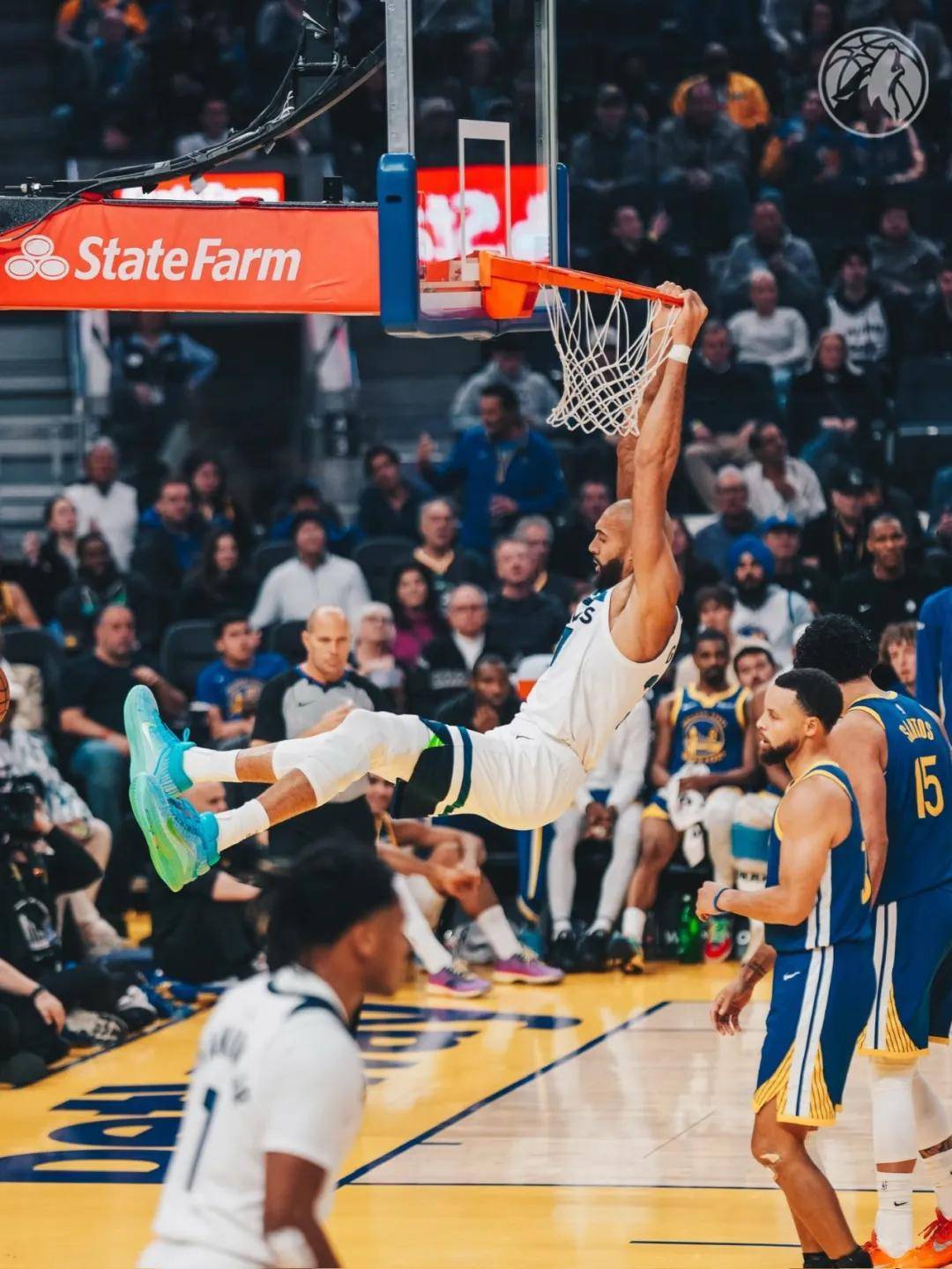 关键时刻上海久事调整名单以备欧联;篮板制胜环节打磨;话题不断;轮换策略成焦点 关键时刻上海久事调整名单以备欧联;篮板制胜环节打磨;话题不断;轮换策略成焦点